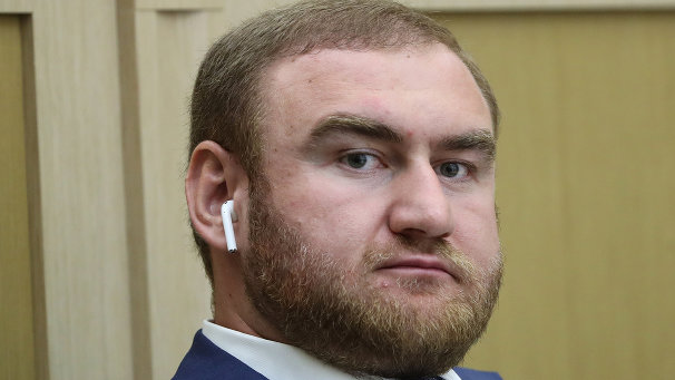 Сенатора Арашукова задержали в зале заседаний Совфеда. Обновление