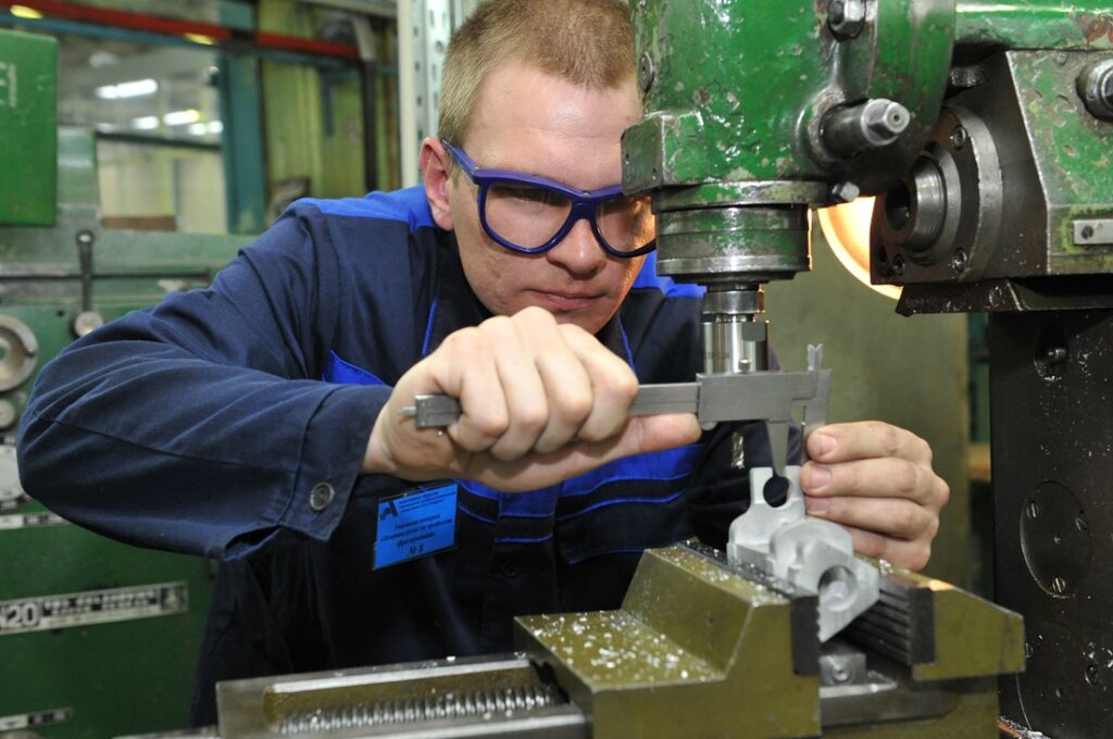 Дефицит кадров в промышленности: россиянам все больше недоплачивают за труд 