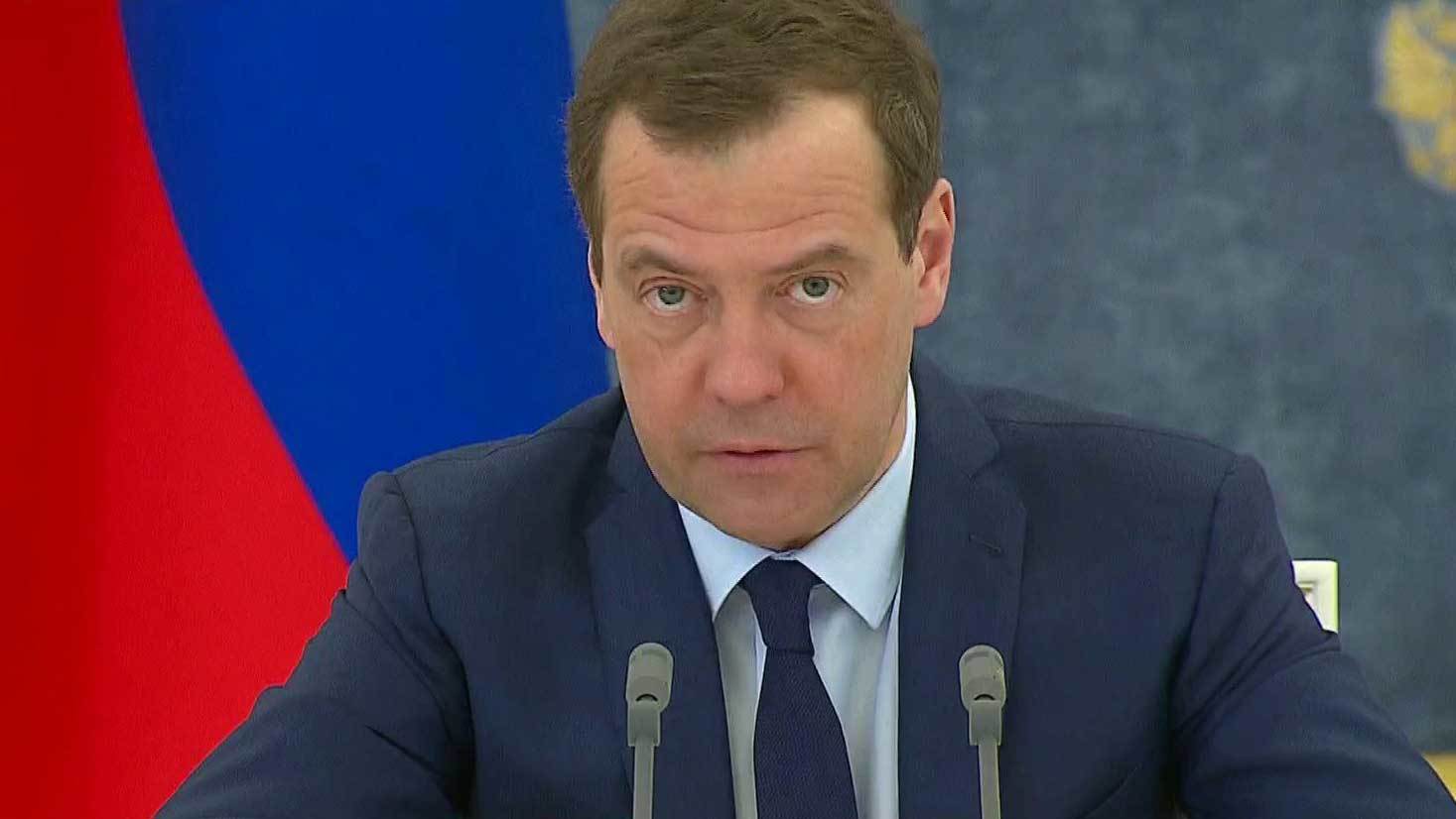 Дмитрий Медведев запретил закупки иностранной мебели