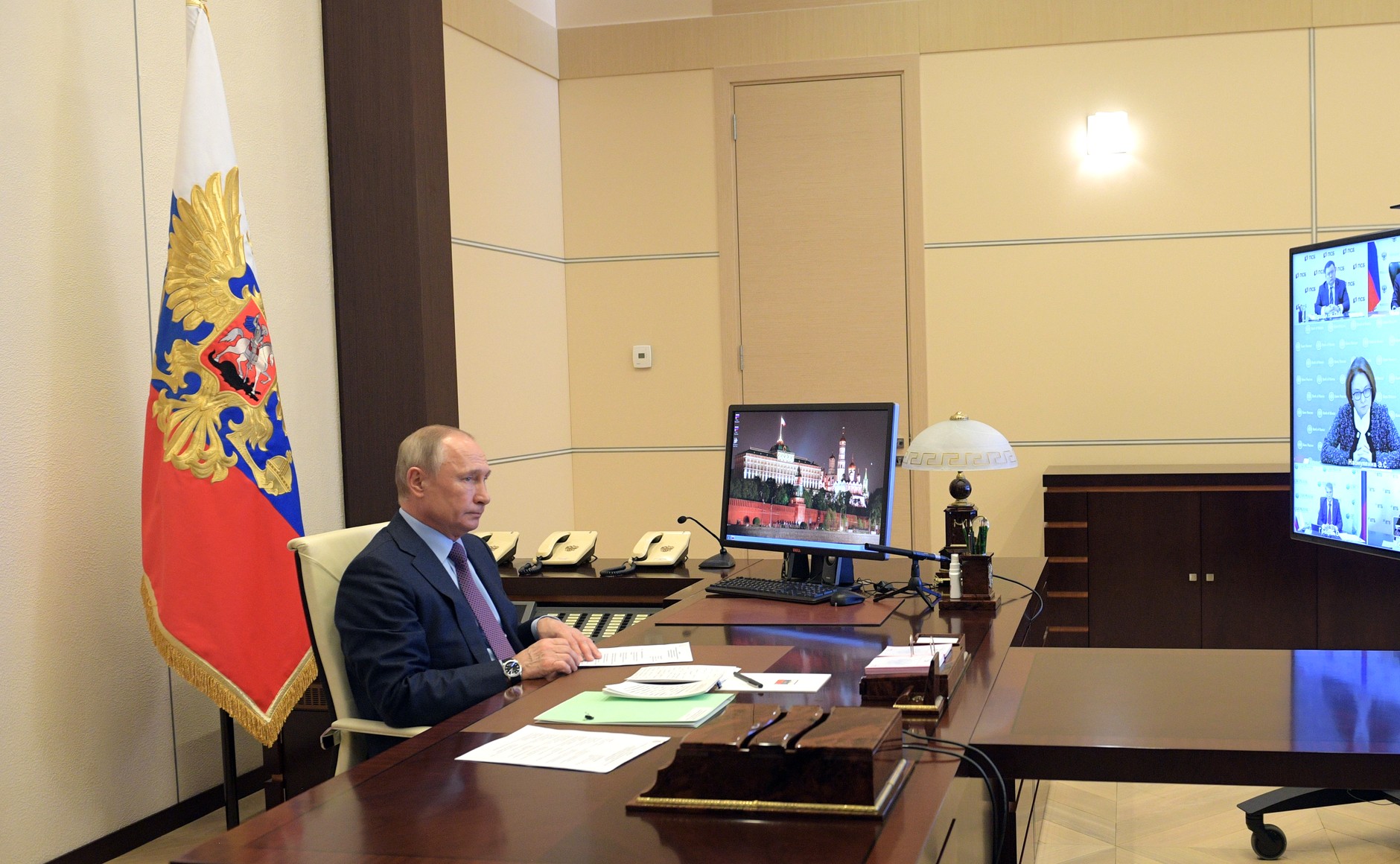 Путин поручил выделить регионам 5 млрд рублей на лекарства от коронавируса Путин поручил выделить регионам 5 млрд рублей на лекарства от коронавируса
