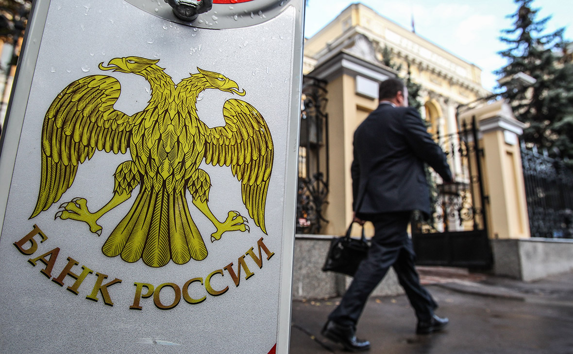 Минфин: выступил против прямого запрета госбанкам покупать частные банки