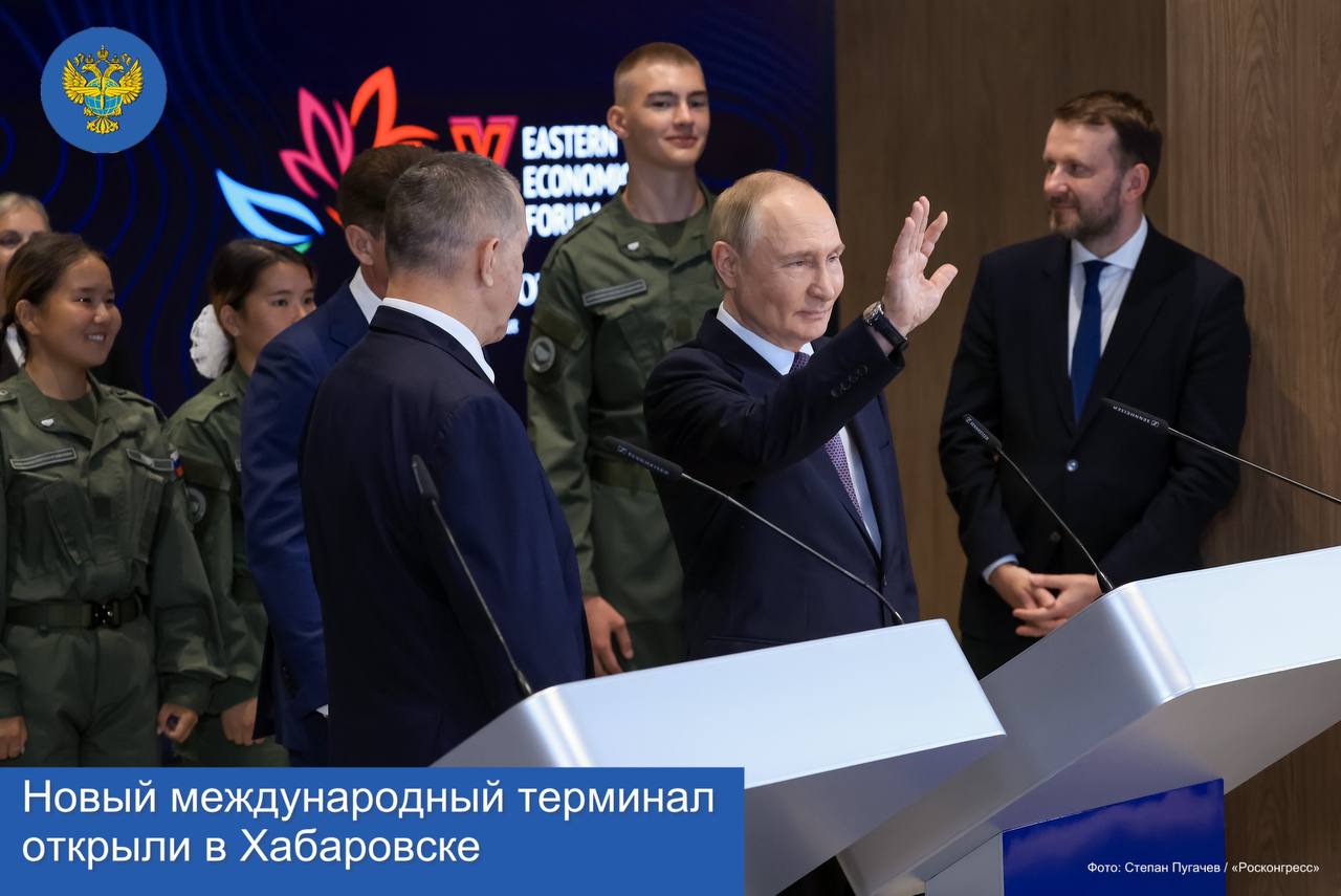 Самый крупный аэропортовый комплекс на Дальнем Востоке открыли сегодня — старт работе целого ряда инфраструктурных объектов в ДФО дал президент России Владимир Путин в режиме видеосвязи. 