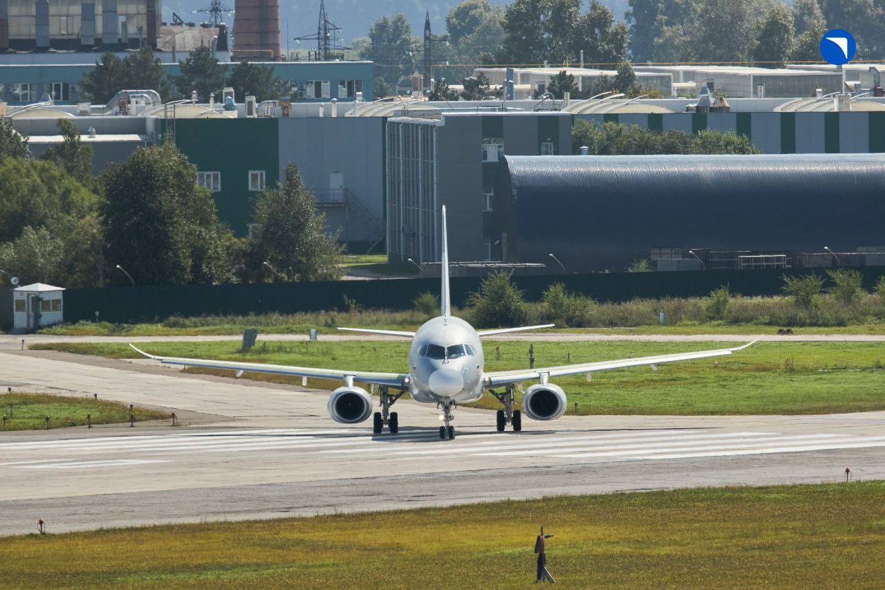  Первый «Суперджет-100», собранный по серийным технологиям,  поднялся в небо.