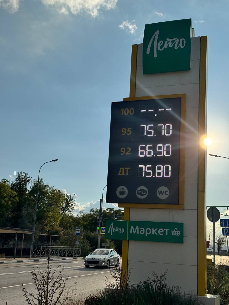 В Крыму сильный дефицит бензина, полуостров остался без топлива