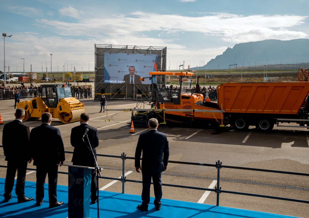 Беспилотную укладку асфальта впервые продемонстрировали на выставке «Дорога» в Минводах