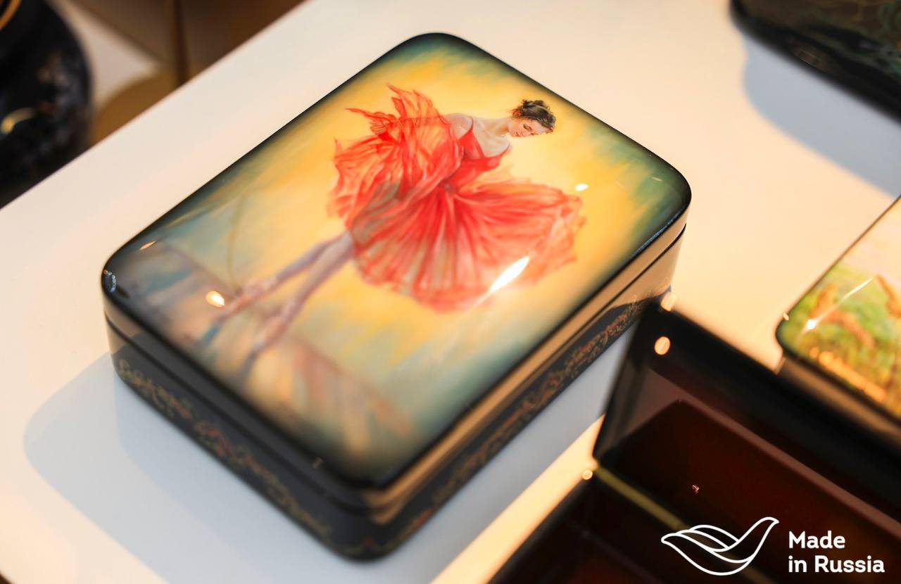 Продукция народных художественных промыслов встречает сегодня гостей на Discover Russia. Мероприятие проходит сегодня впервые в Пекине.