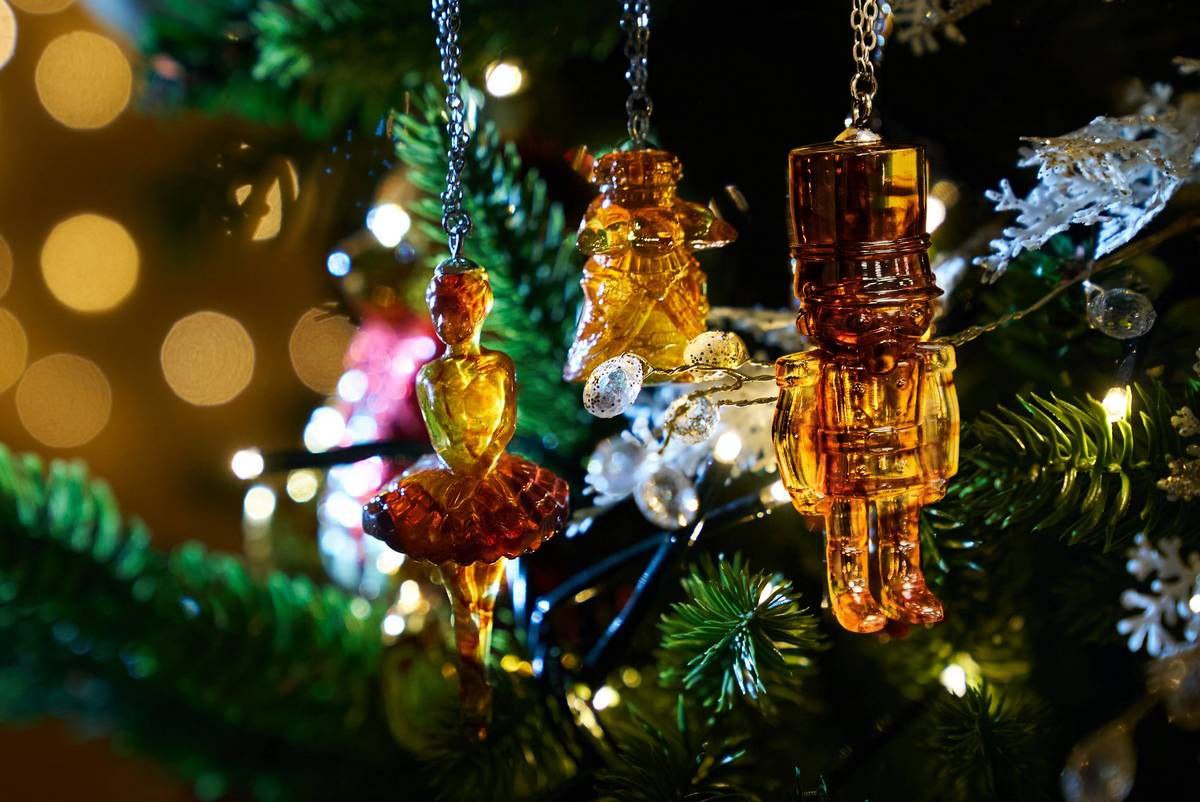 Калиниградский янтарный комбинат выпустил коллекцию елочных игрушек из янтаря.