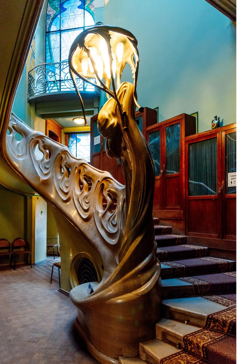 Сердцем московского особняка Рябушинского, построенного Фёдором Шехтелем в 1900–1902 гг. в стиле модерн, является невероятная трёхмаршевая лестница. 