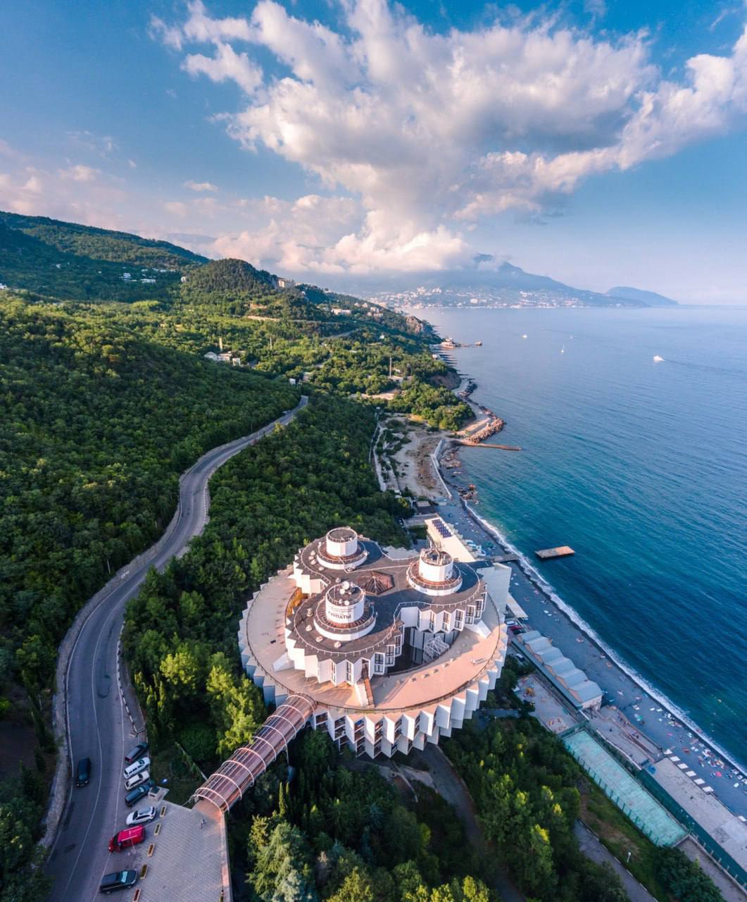 В 1980 году в Крыму решили построить санаторий «Дружба» для СССР и Чехословакии на крайне сложном участке с 40-градусным уклоном