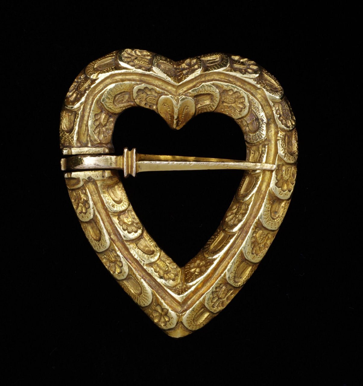 Подарок возлюбленному (-ой) — средневековая золотая брошь с надписью, Франция, ок. 1400 г.