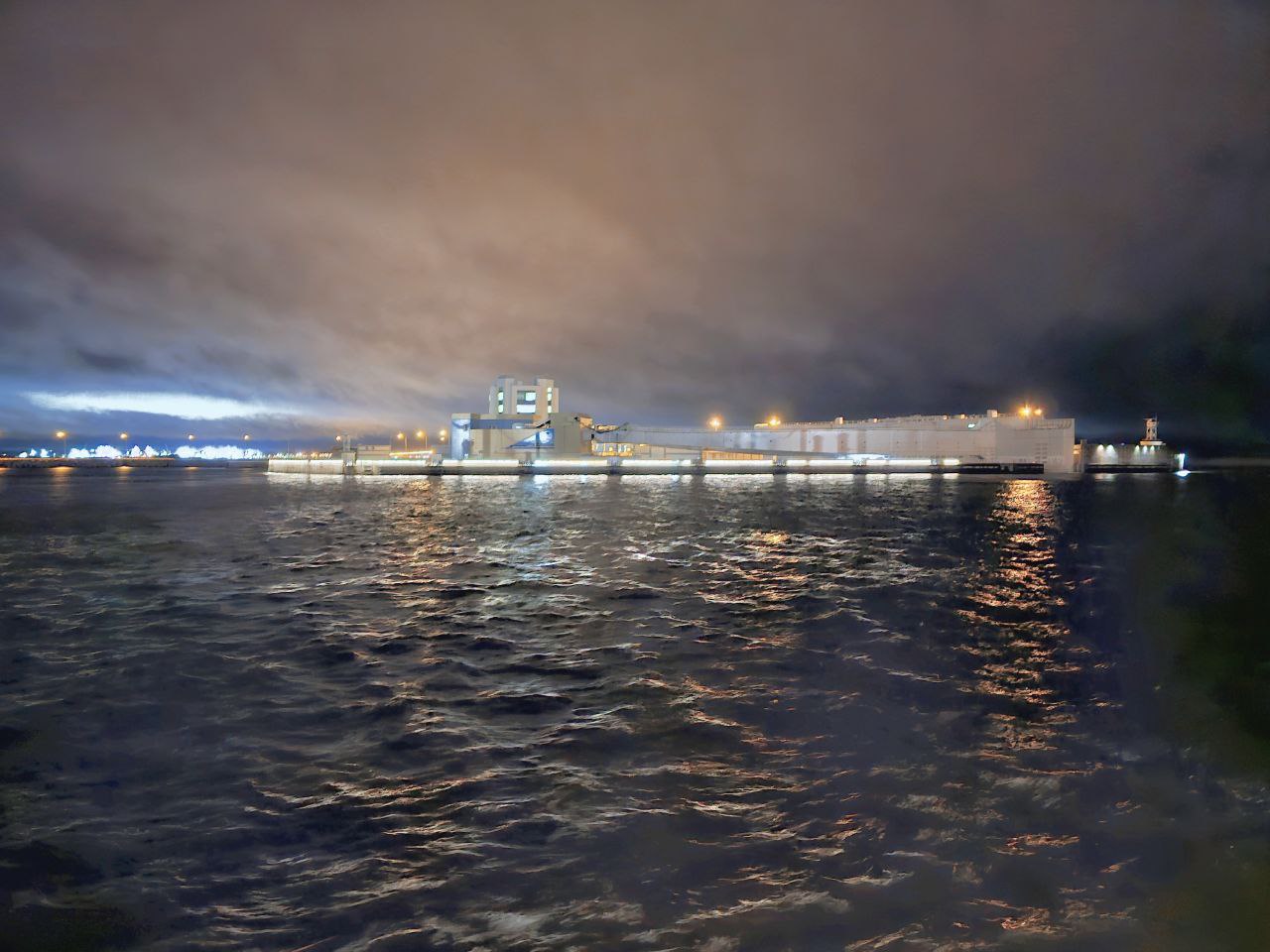 Защитные затворы Комплекса защитных сооружений г. Санкт-Петербурга Минстроя России полностью открыты