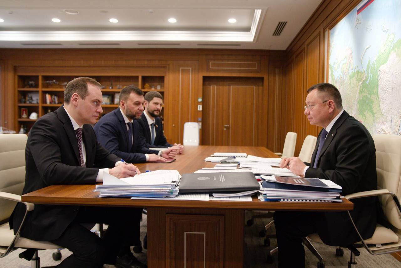 Министр строительства и ЖКХ РФ Ирек Файзуллин провел рабочую встречу с Главами ДНР и Республики Мордовия Денисом Пушилиным и Артемом Здуновым, а также сенатором РФ Александром Волошиным
