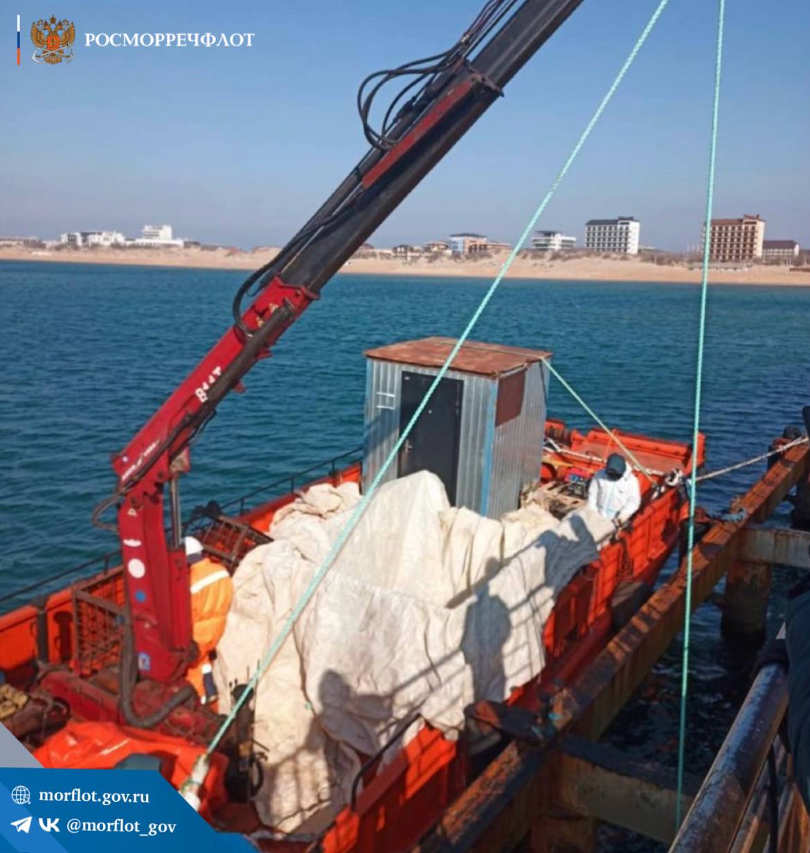 Продолжается мониторинг береговой линии и сбор мазута в Анапе и Темрюкском районе. Новых выбросов нефтепродуктов не обнаружено.