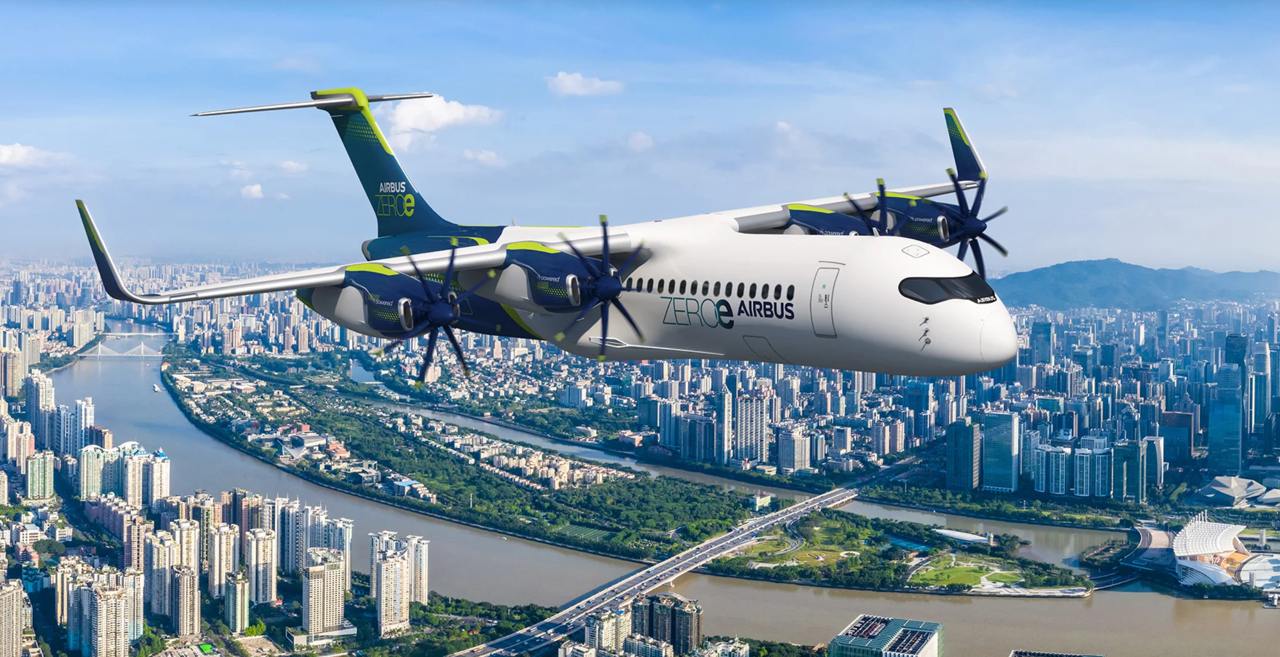 Airbus представил новый проект своего будущего самолета на водородных топливных элементах ZEROe и передвинул сроки его запуска с 2035 года до второй половине 2030-х годов.