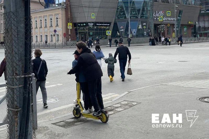 В ГАИ предложили запретить ночные катания на электросамокатах по Екатеринбурге