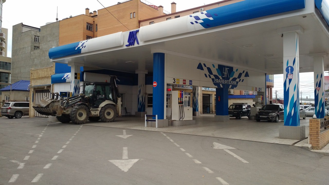 Только пять из ста функционирующих автогазозаправочных станций Махачкалы работают без нарушений законодательства. Об этом в своем Telegram-канале сообщил мэр Махачкалы Джамбулат Салавов.