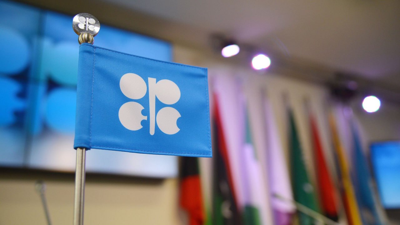 Восемь стран ОПЕК договорились нарастить добычу нефти на 137 тысяч баррелей в сутки от уровня сентября.