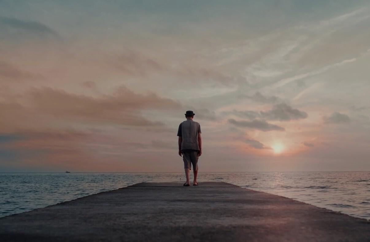 В онлайн-кинотеатре Premier появилась драматическая лента СЕМЬ ДНЕЙ ПЕТРА СЕМЕНЫЧА Тиграна Кеосаяна, ставшая для него последней режиссерской работой. 