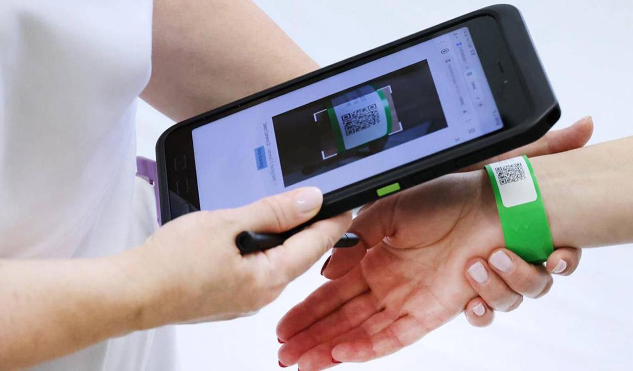 Во всех московских больницах ввели идентификацию пациентов по QR-коду. При поступлении в стационар выдается специальный браслет. Персонал сканирует код на нем при выполнении медицинской манипуляции.