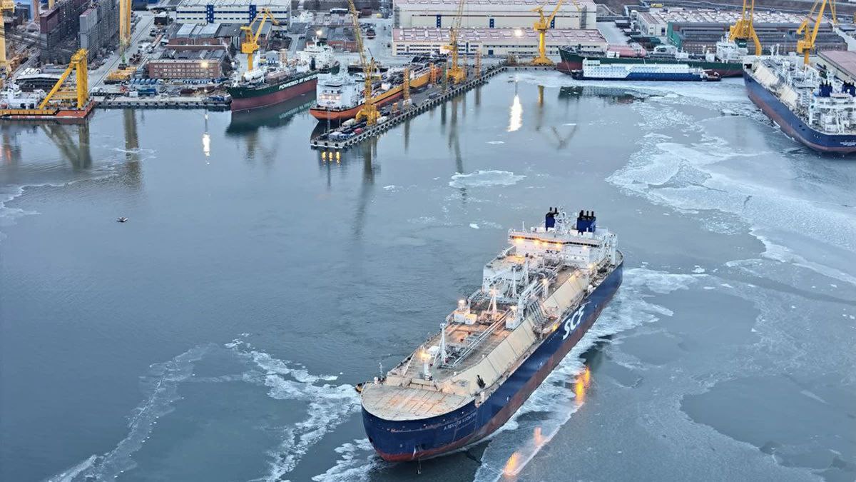 На судоверфи «Звезда» в Приморском крае состоялась церемония передачи танкера-газовоза сжиженного природного газа (СПГ) «Алексей Косыгин», такое судно построено в России впервые, сообщила «Роснефть».