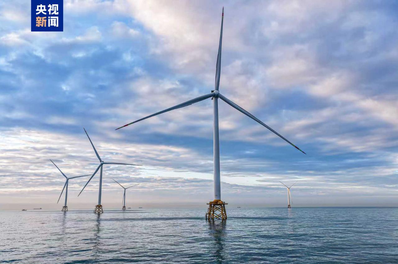 Китайские рекорды. Первая в мире морская ветряная турбина мощностью 20 МВт успешно введена в эксплуатацию и подключена к электросети в водах у юго-восточного побережья китайской провинции Фуцзянь.