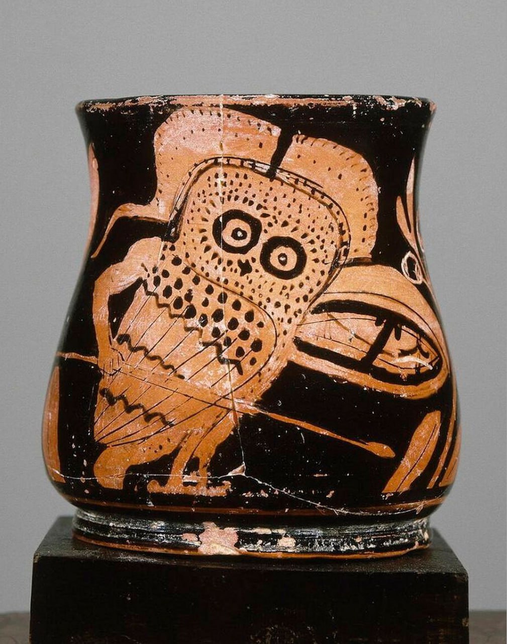 «Бесстрашный воин бессонницы», аттический краснофигурный сосуд-ойнохойя, ок. 410–390 до н.э.