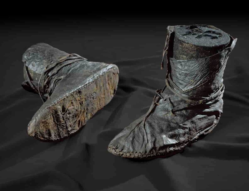 Женские сапожки эпохи викингов из корабельного погребения в Осеберге, Норвегия, IX век  