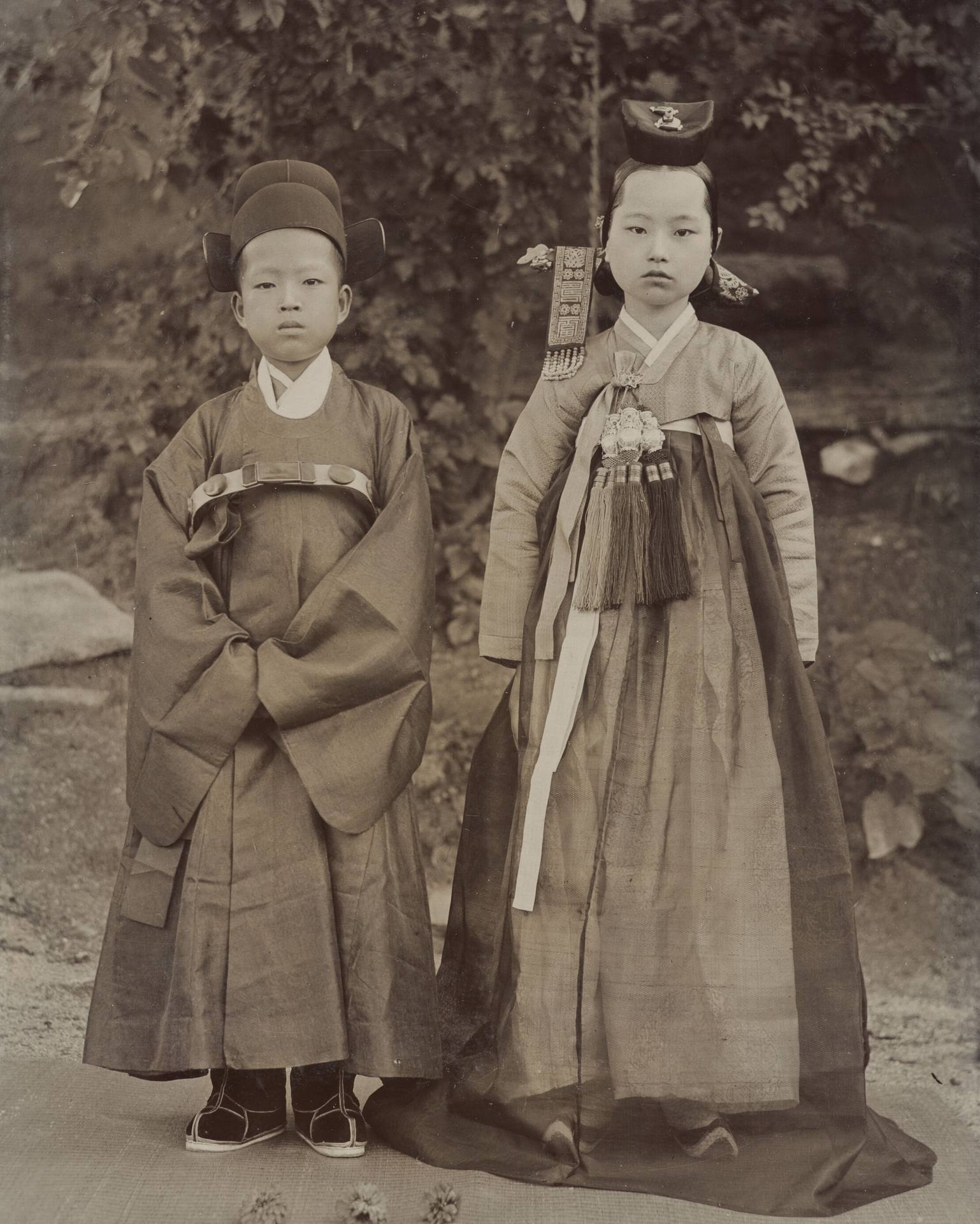 В начале XX века в Корее все еще действовал закон, по которому жениться могли дети от 12 лет. Обычно этим пользовались знатные люди, чтобы заключать выгодные браки.