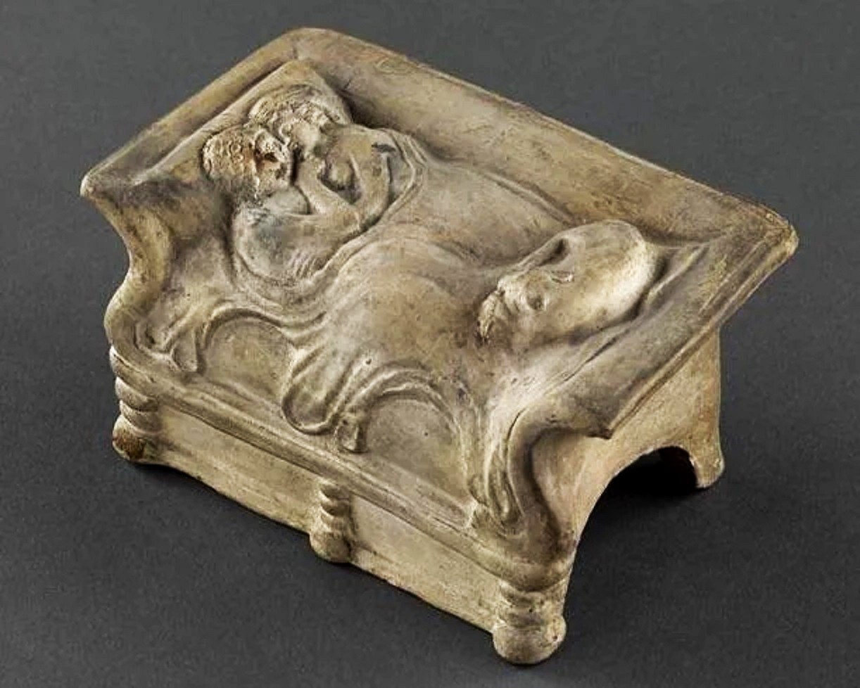 «Любящие из Бордо», галло-римская терракотовая статуэтка, южная Франция, конец I — начало II века н. э.