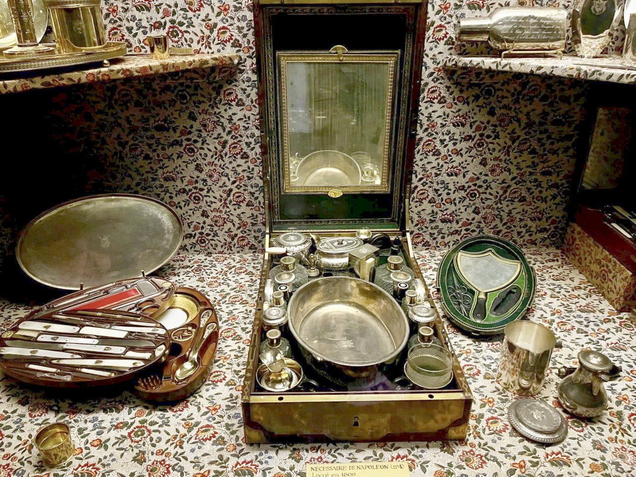 «Быть можно дельным человеком и думать о красе ногтей...» Содержимое походного несессера императора Наполеона I, 1809 г.